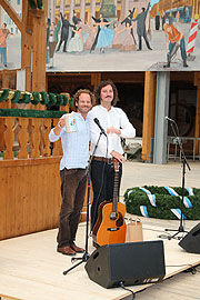 Kabarettist Maximilian „Maxi“ Schafroth zusammen mit Gitarrist Markus Schalk (©Foto. Martin Schmitz)
